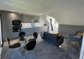 BH - Luxurious 1 bed top floor apartment with parking - please read about score